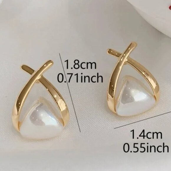 Pearl Gold Stud Earrings ✨ - Picture 3 of 3